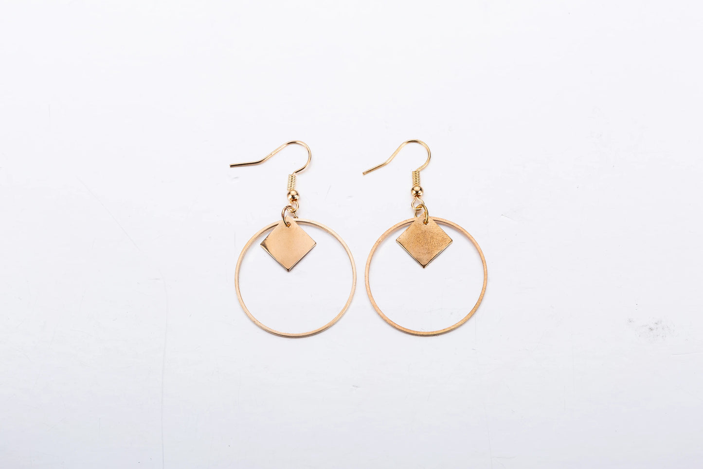 Pendientes de Corazón Geométrico Hueco en Oro para Mujer - Joyería de Amor, Regalos Elegantes