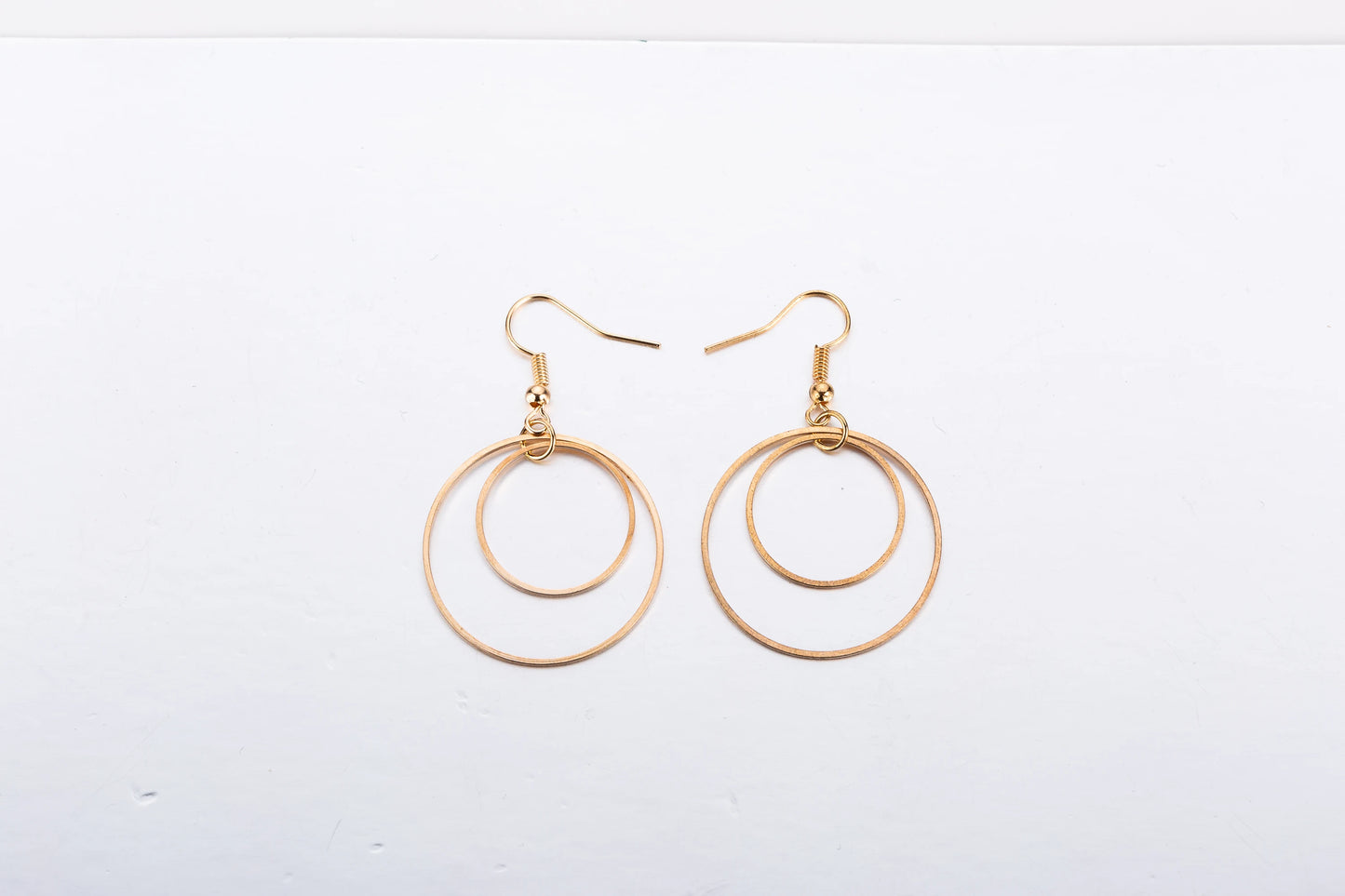 Pendientes de Corazón Geométrico Hueco en Oro para Mujer - Joyería de Amor, Regalos Elegantes