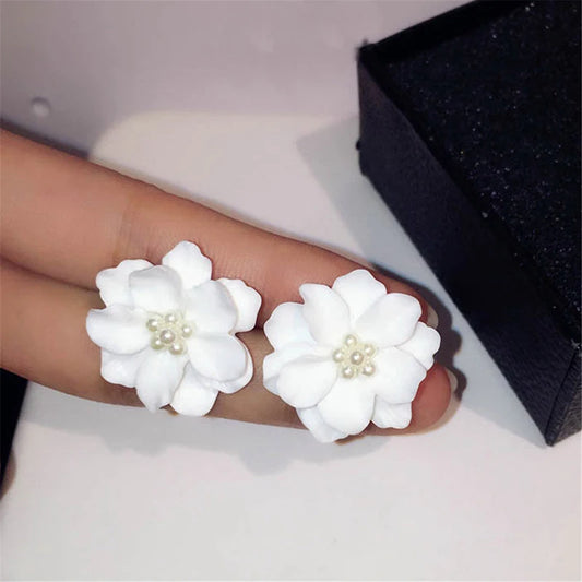 Pendientes de Flor Blanca para Mujer - Joyería de Moda con Perlas